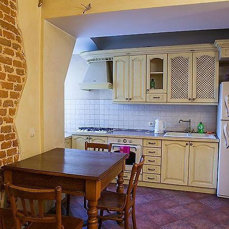 Historic Apartment Near Rynor Square Lviv Exterior photo